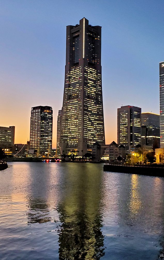 横浜市みなとみらい地区　夕焼け　高層ビルディング2