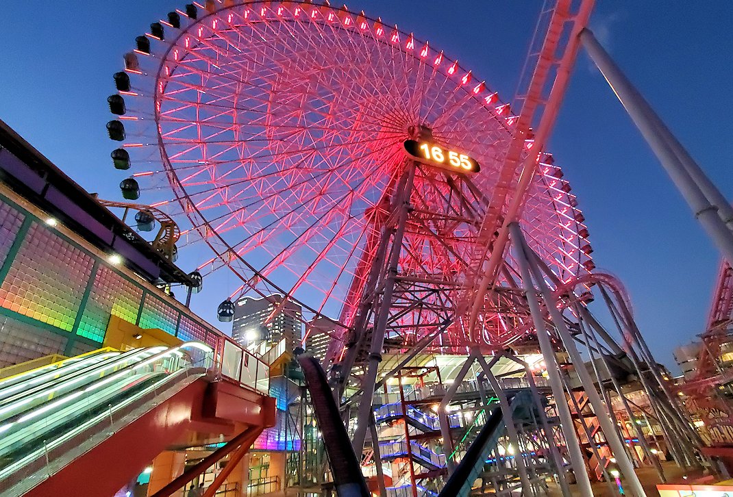 横浜市みなとみらい地区　大観覧車　夜景