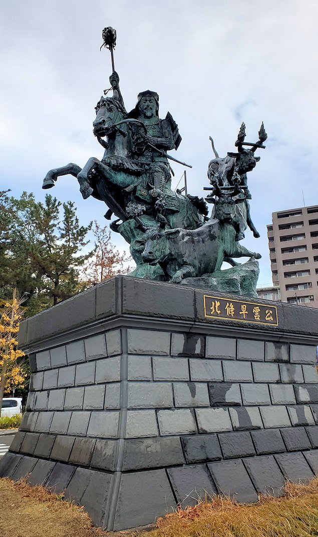 小田原駅前ロータリー　銅像　北条早雲像