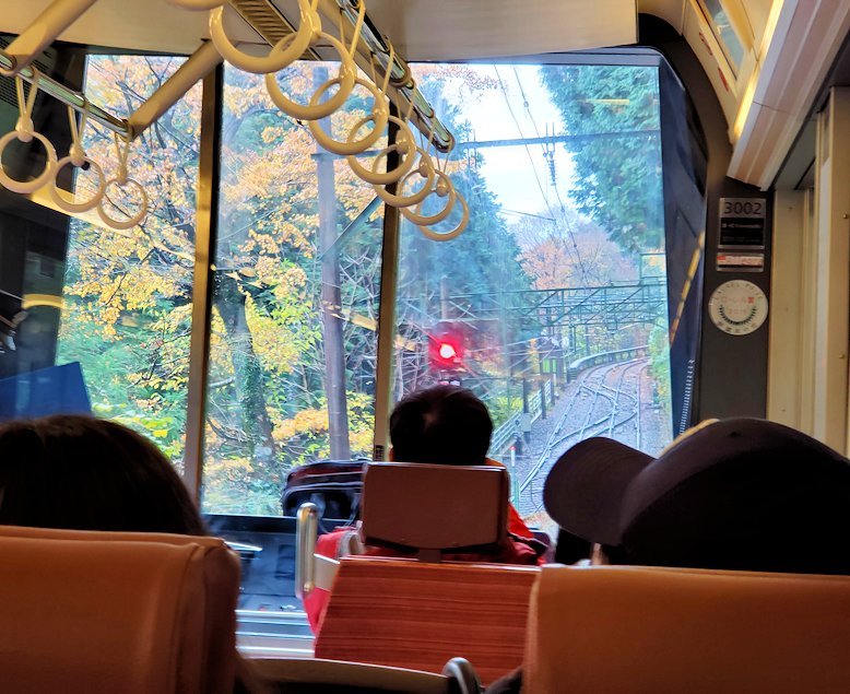 箱根湯本駅　箱根登山電車　強羅駅行き車両内　前の景色
