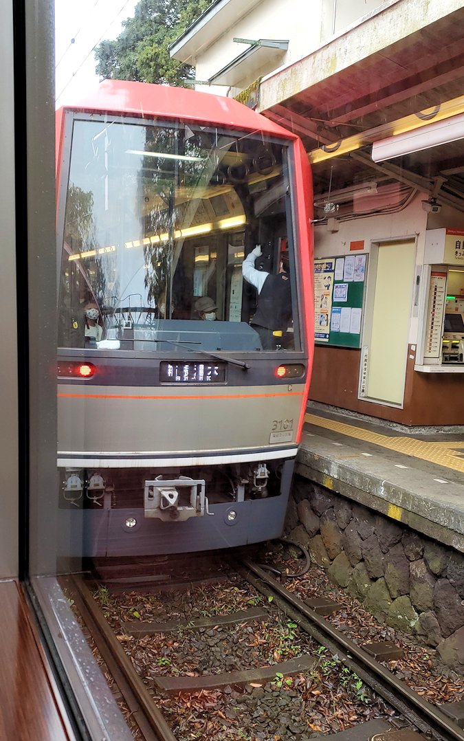 箱根湯本駅　箱根登山電車　大平台駅　隣の電車が先に進む