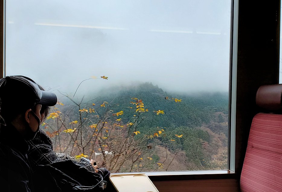 箱根湯本駅　箱根登山電車　強羅駅行き車両内からの景色