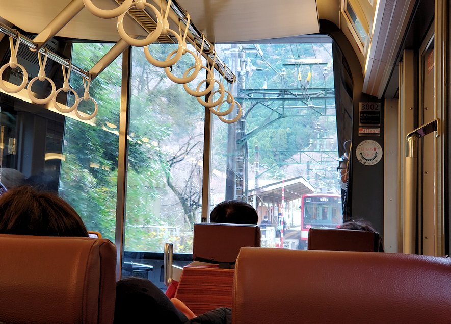 箱根湯本駅　箱根登山電車　強羅駅行き車両内　からの景色