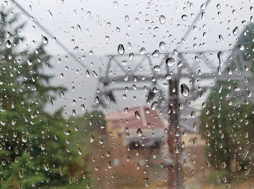 箱根ロープウェイ　早雲山駅　車両内観から見える雨粒