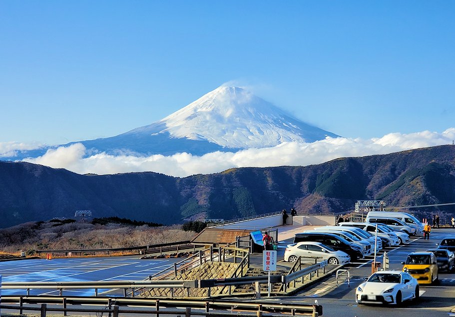 箱根　大涌谷　「自然研究路」入口ゲートから見える富士山