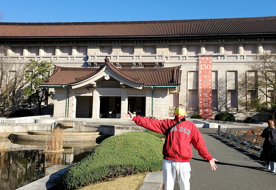 上野　国立博物館敷地内　建物をバックに記念撮影