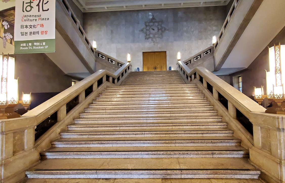上野　国立博物館本館　玄関ホール　階段