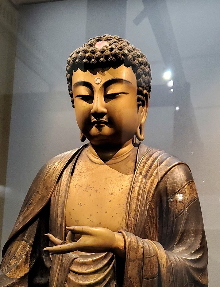 上野　国立博物館本館　「彫刻」　『如来立像』　アップ