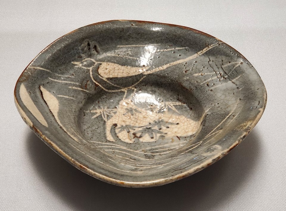 上野　国立博物館本館　「陶磁器」ブース　　『鼠志野鶺鴒文鉢』
