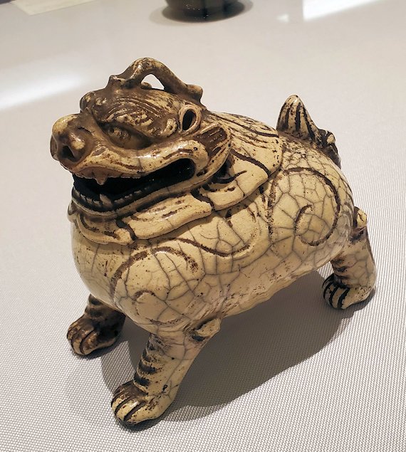 上野　国立博物館本館　「陶磁器」ブース　『白楽獅子香炉』