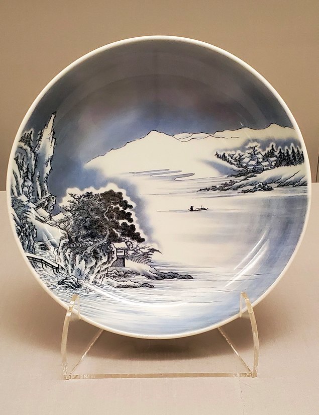 上野　国立博物館本館　「陶磁器」ブース　『染付雪景山水図大皿』