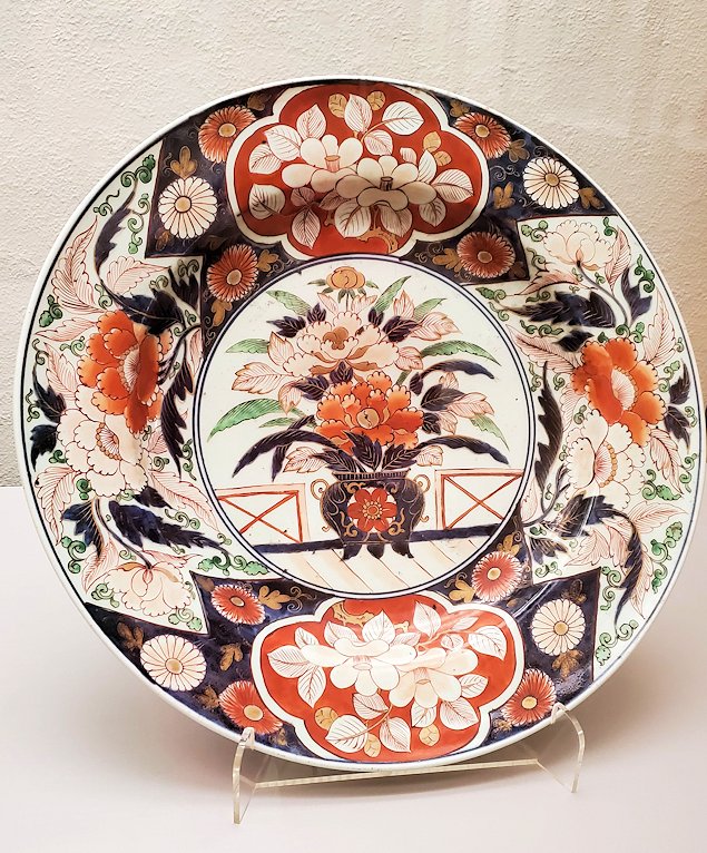上野　国立博物館本館　「陶磁器」ブース　『色絵花卉図大皿』