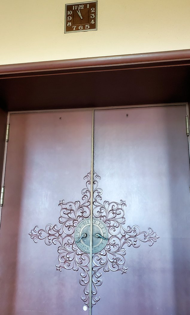 上野　国立博物館本館　　エレベーターのドア
