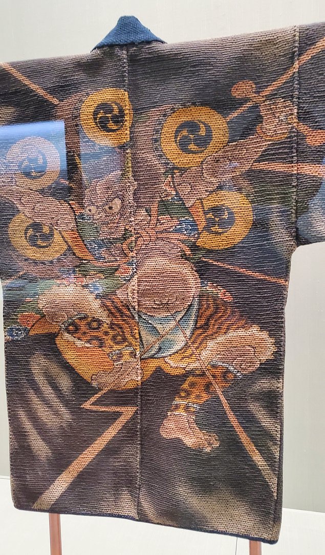 上野　国立博物館本館　　『火事羽織 紺木綿地雷神模様刺子』