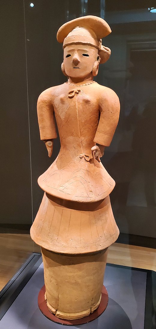 上野　国立博物館本館　　『埴輪　正装女子』