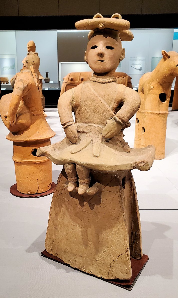 上野　国立博物館本館　　『埴輪　腰掛ける巫女』