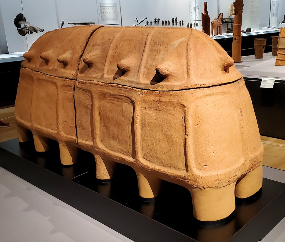 上野　国立博物館本館　　『陶棺』