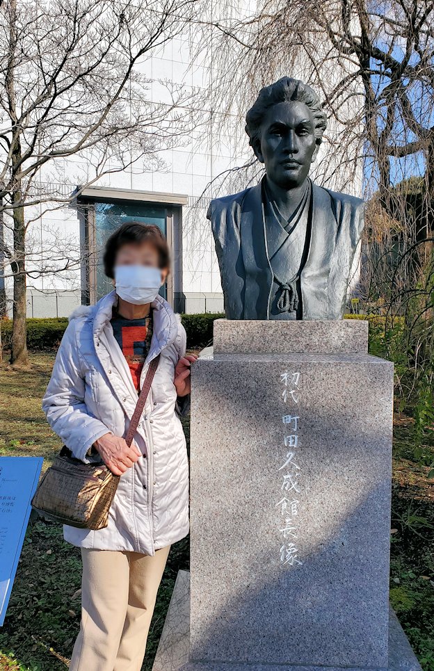 上野　国立博物館敷地内　町田久成の胸像　記念撮影