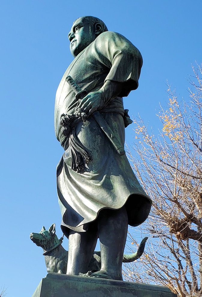 上野公園　西郷隆盛の銅像　左から