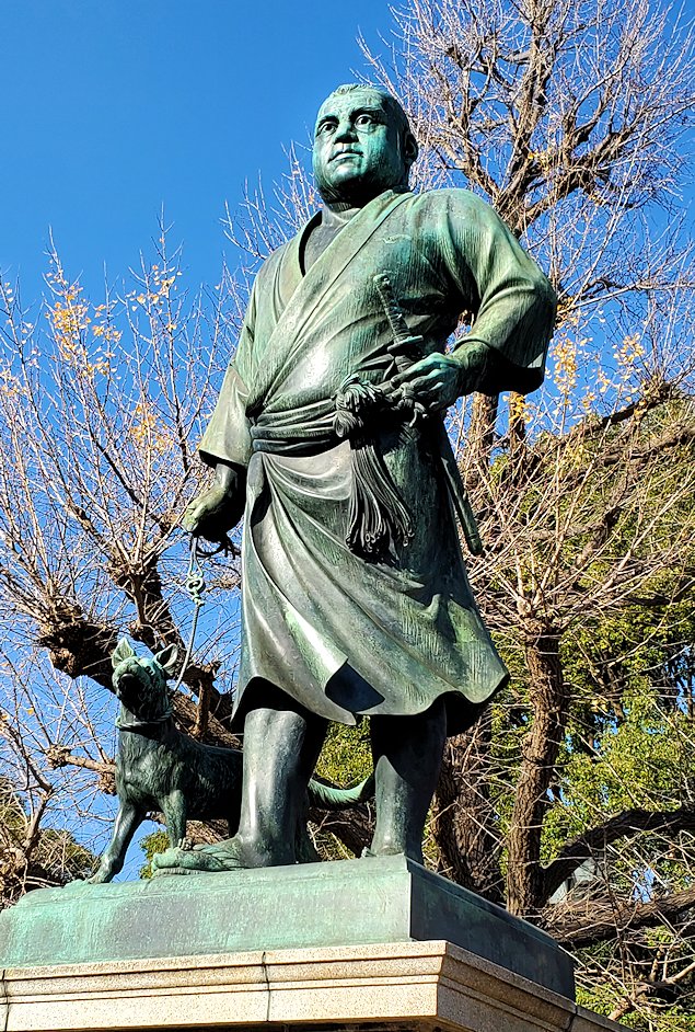 上野公園　西郷隆盛の銅像　左斜め前から