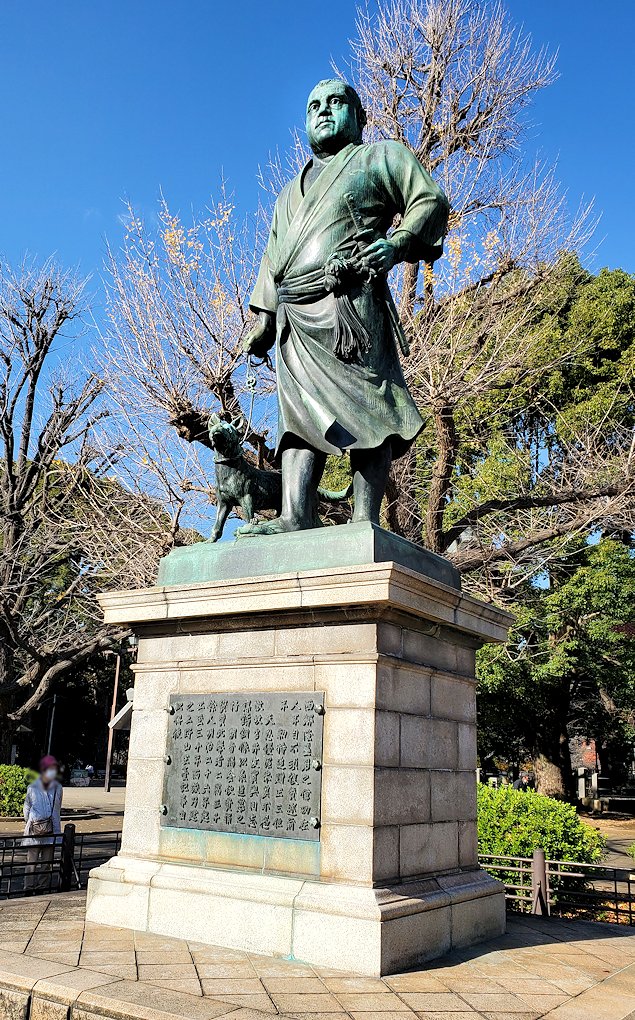 上野公園　西郷隆盛の銅像　左斜め前から2