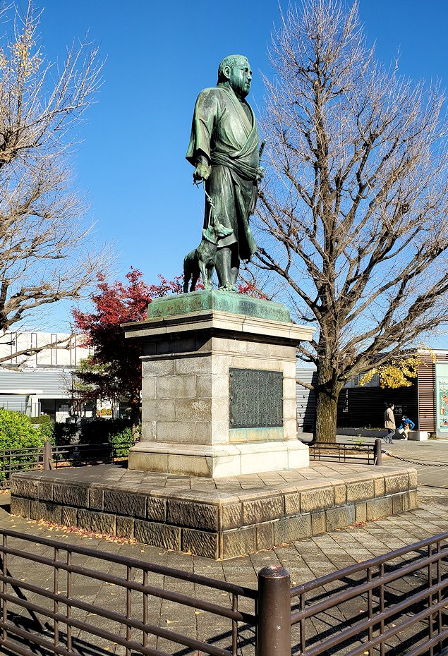 上野公園　西郷隆盛の銅像　右斜め前から