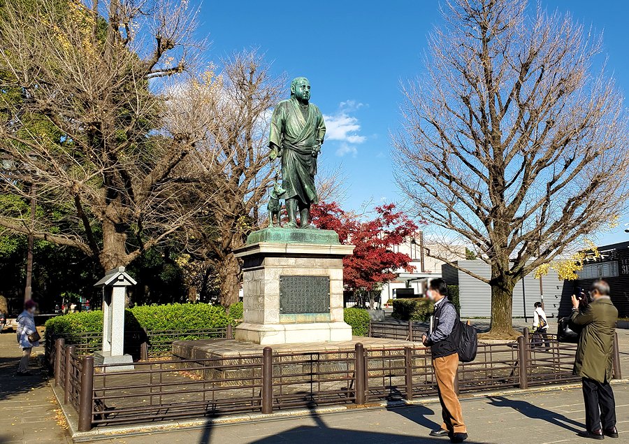 上野公園　西郷隆盛の銅像　右斜め前から2