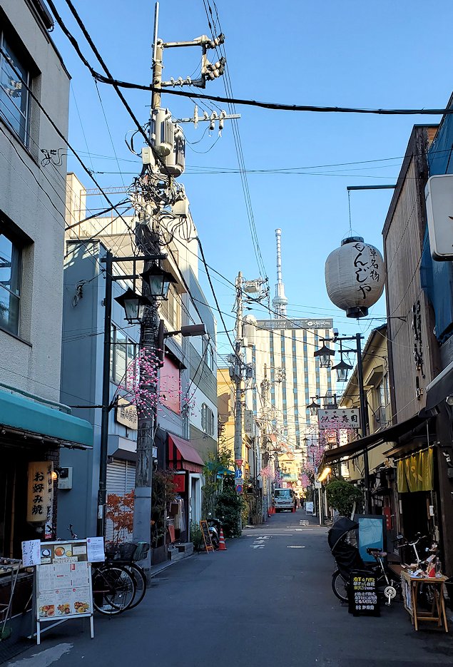 東京　浅草　食通街付近　路地