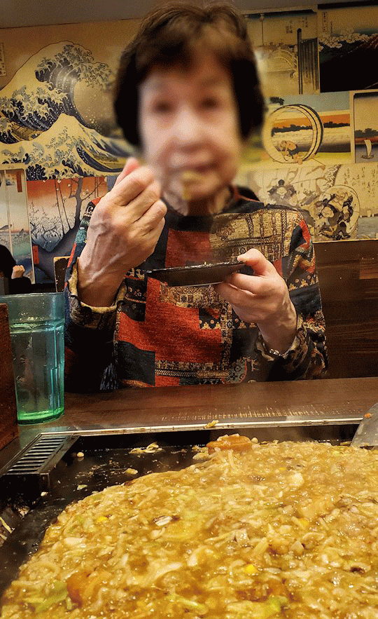 東京　浅草　「海鮮もんじゃ：えもん」　五目もんじゃを食べる