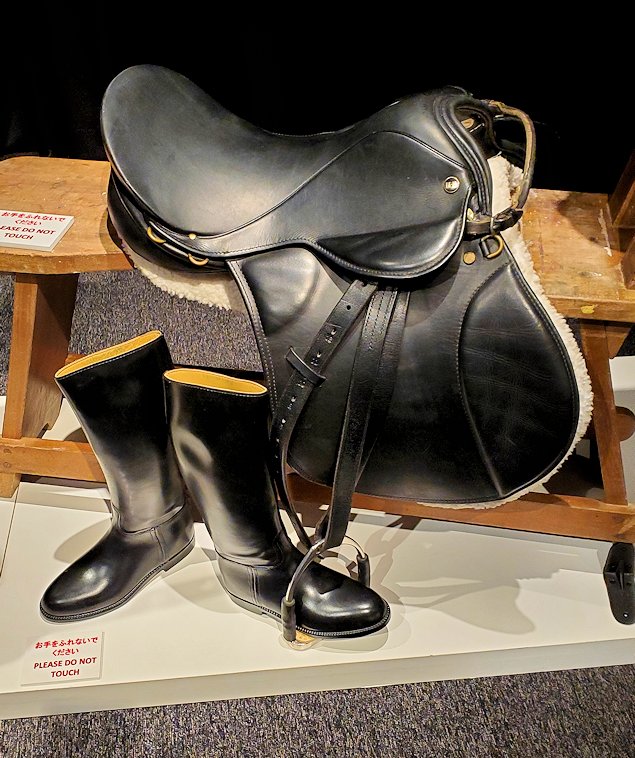 東京台東区　世界のカバン博物館　展示室　馬具の革