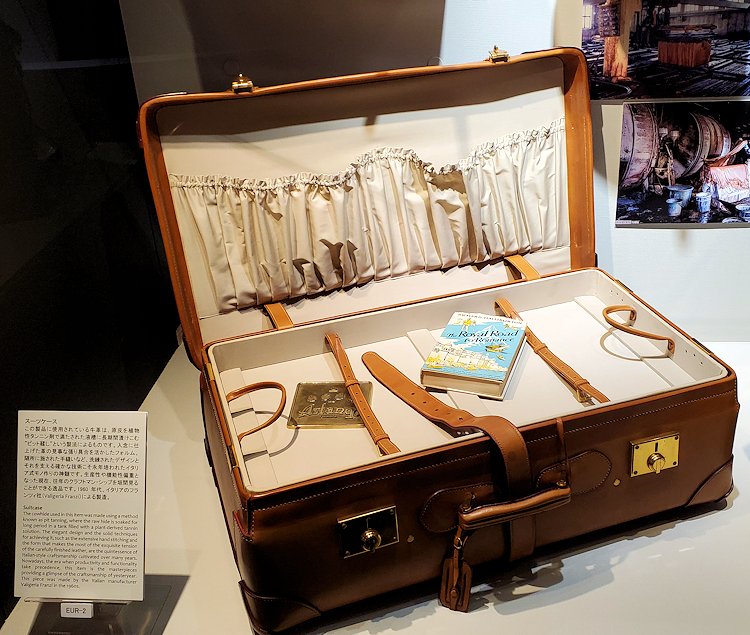 東京台東区　世界のカバン博物館　「牛革スーツケース」