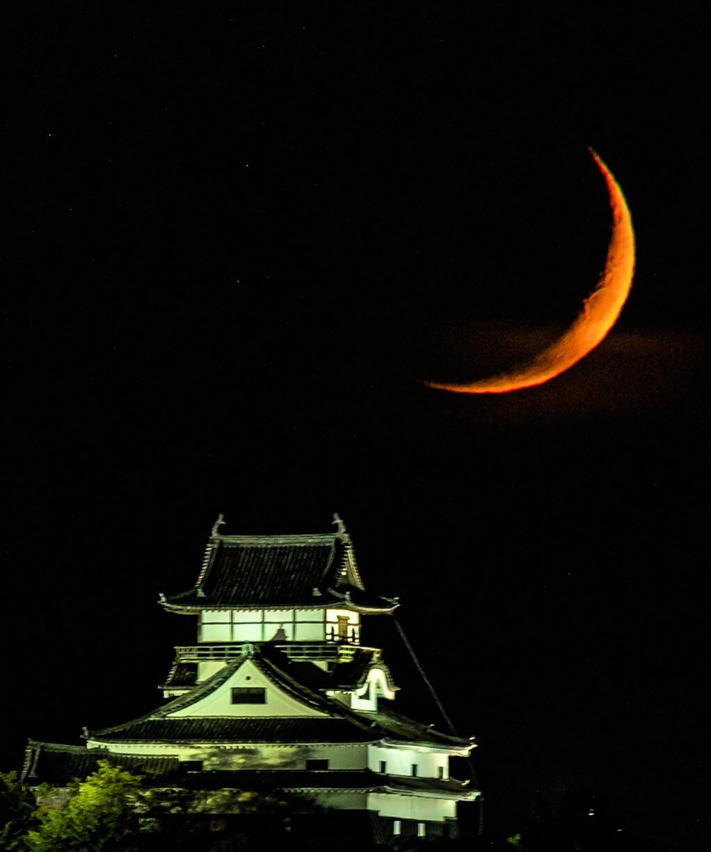 「犬山城と月」--【写真ACより】