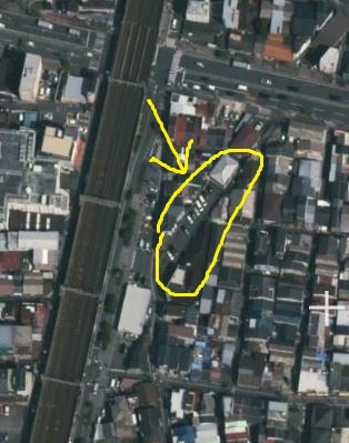 天下茶屋駅近くの廃線跡に造られた駐車場　航空写真と説明