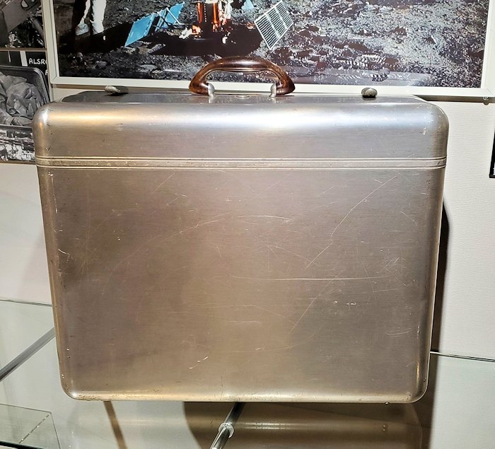 東京台東区　世界のカバン博物館　「スーツケース」アルミニウム合金
