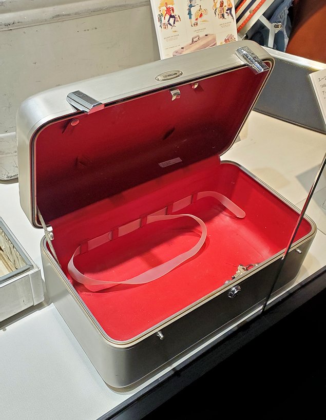 東京台東区　世界のカバン博物館　「スーツケース」3アルミニウム合金