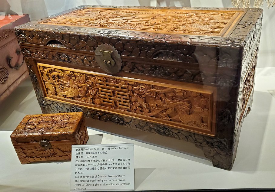 東京台東区　世界のカバン博物館　「中国の木彫りケース」