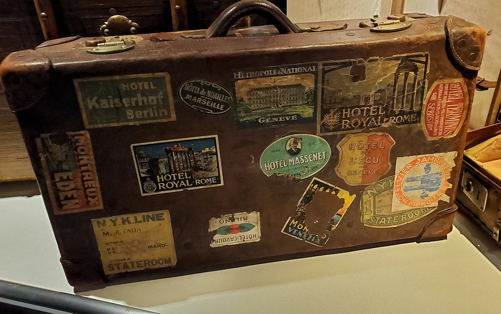 東京台東区　世界のカバン博物館　「各ホテルのシールが貼られた旅行バッグ」